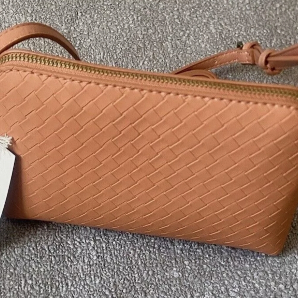 NWT Universal Thread Tan Crossbody Bag with Woven Texture - Picture 3 of 3